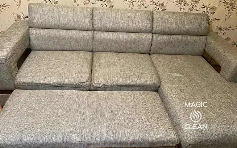 сильно загрязнённый диван с множественными пятнами после химчистки Алматы