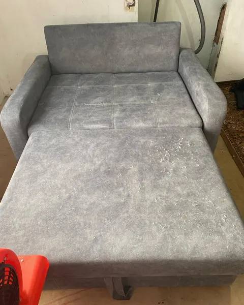 двухместный диван после чистки